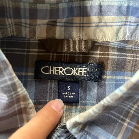 Cherokee button up with a amazing color palette,Size small but could fit medium - Picture 3 of 4